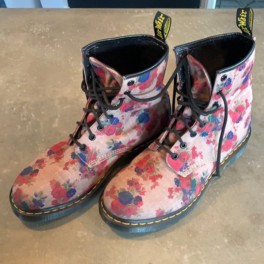 Super cute Dr. Martens Castel Boots!